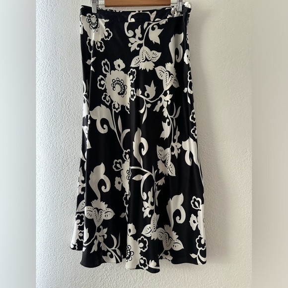 Chicos Design 100% Silk Floral Black White Midi Skirt Quiet Luxury Size 2 Large - Picture 2 of 7